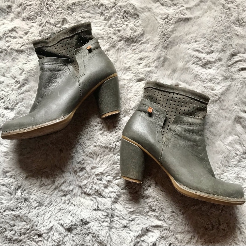 El Naturalista Sustainable, eco-friendly grey and cream leather boots size 6